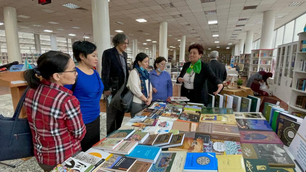 Национальная библиотека Республики Казахстан получила в подарок книги издательства «Садра»