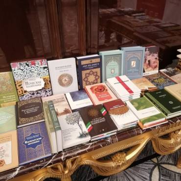 Выставка книг Фонда Ибн Сины и издательства «Садра» на XVIII Международном мусульманском форуме